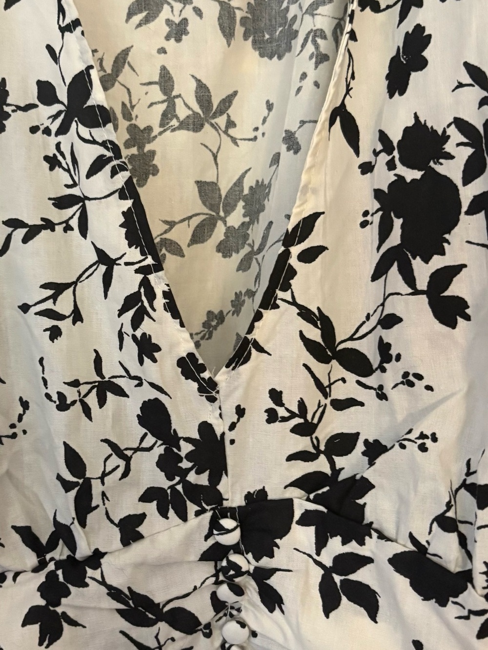 Love Notes- Black & White Floral V-Neck Blouse- NWT - Picture 3 of 4